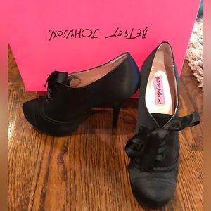 Betsy Johnson Gracie Satin Bootie size US8